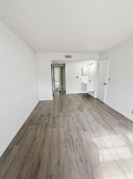 Building Photo - 1516 SE Royal Green Cir