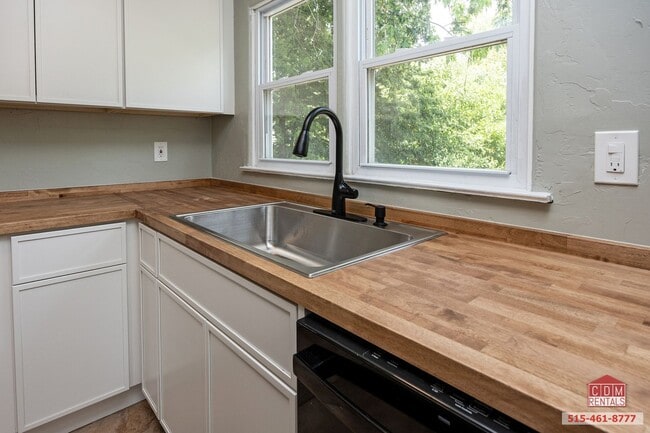 Building Photo - Lovely Ranch Home