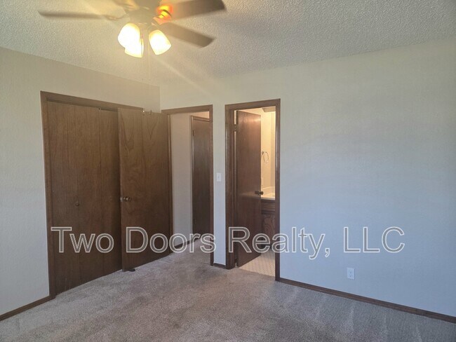Building Photo - 663 W Perry Dr