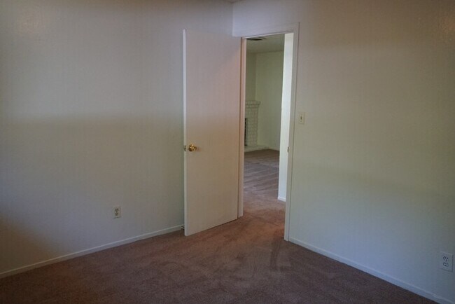 Building Photo - 3 bedroom 1 bath duplex in the wonderful city of Fair Oaks!