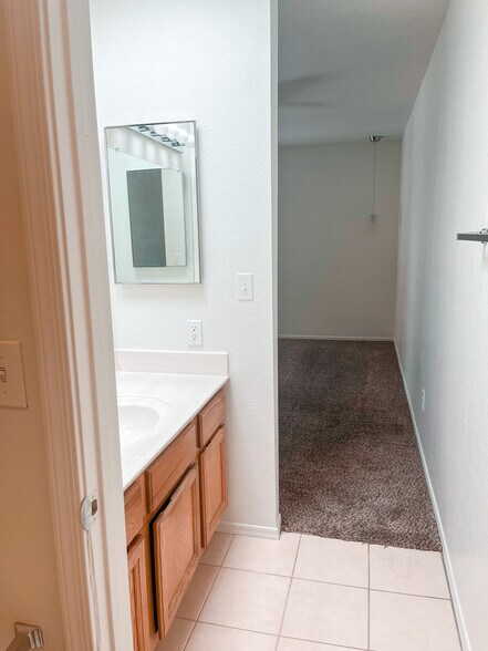 Building Photo - 1915 N Scovel St