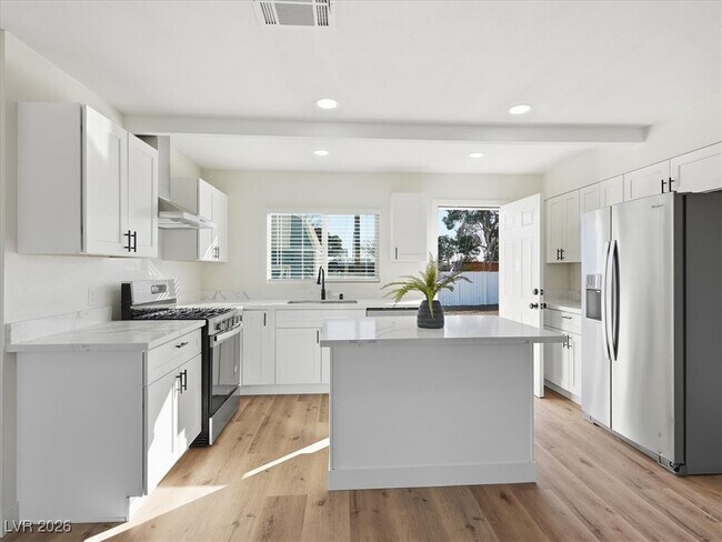 Building Photo - 604 Stanford St