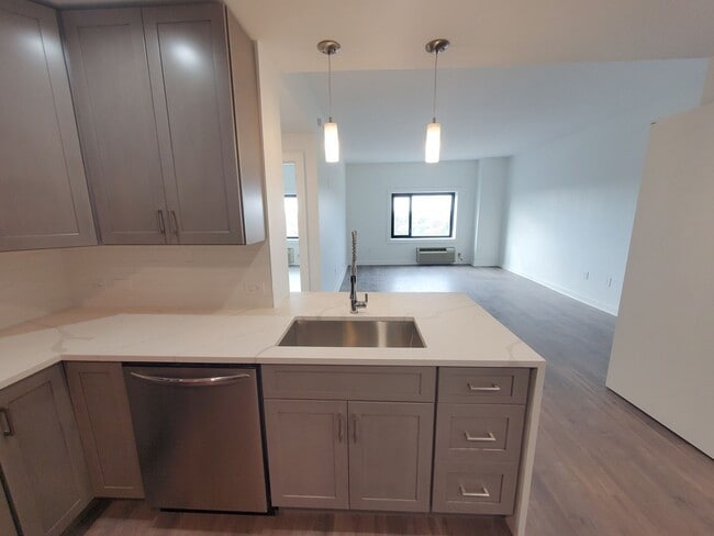 Building Photo - Renovated, centrally located and with lots of amenities (& great views) describes this 11th fl, 2...