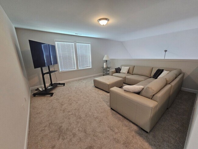 Building Photo - Like New Home featuring 4 Bedrooms, a Loft, and a fully fenced Yard!