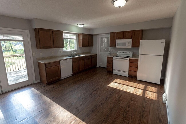 Building Photo - 1305 N Golf Blvd