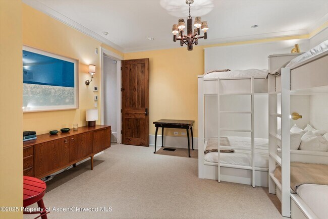 Building Photo - 304 S Garmisch St