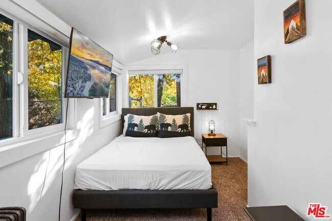 Building Photo - 993 Cameron Dr