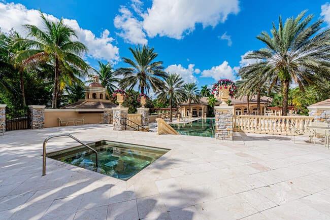 Building Photo - 10513 Versailles Blvd