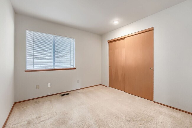 Building Photo - Well-Equipped 3 Bed 2 Bath Renton Home w/ 2-Car Attached Garage!