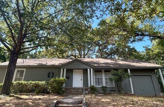 Building Photo - 3 bed 2 bath in the heart of Denton TX