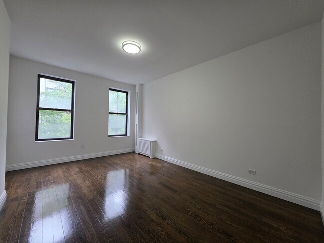Building Photo - 216 E 89th St