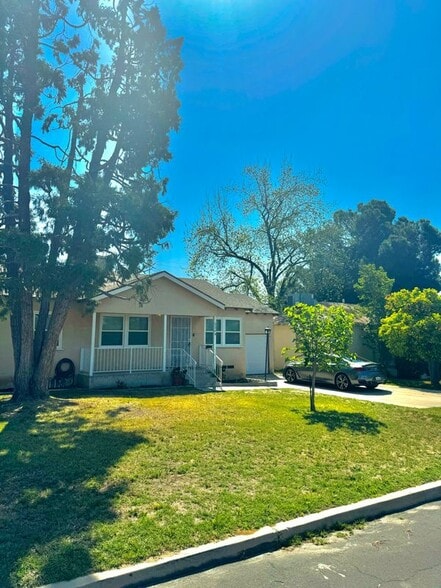 Primary Photo - 2204 Barnett St