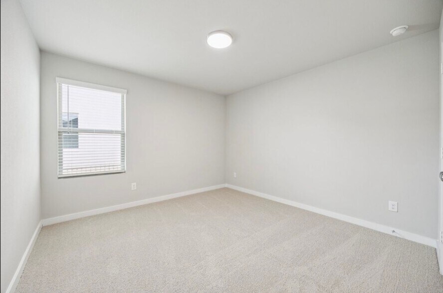 Building Photo - 1012 Rosemary Hill Dr