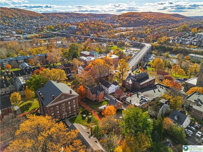 Building Photo - 426 Heckewelder Pl