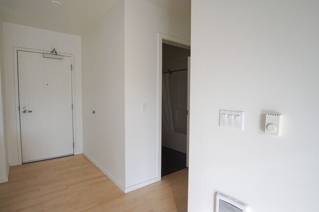 Building Photo - Modern 3rd Floor Studio with D/W & Washer/...