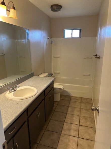 Building Photo - 409 Skyline Cir