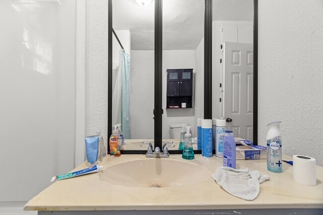 Building Photo - 1322 N Lincoln Ave