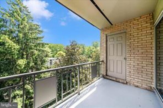 Building Photo - TOP FLOOR CONDO WITH QUIET VIEW