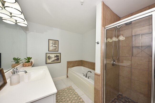 Building Photo - 1515 N Van Buren St