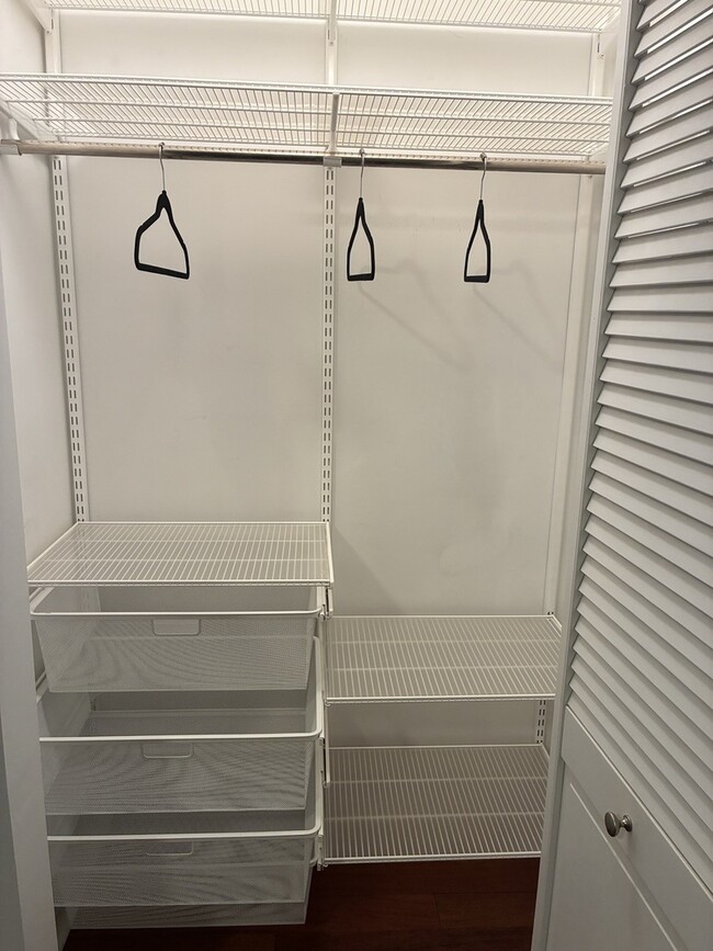 Building Photo - 7622 N Greenview Ave