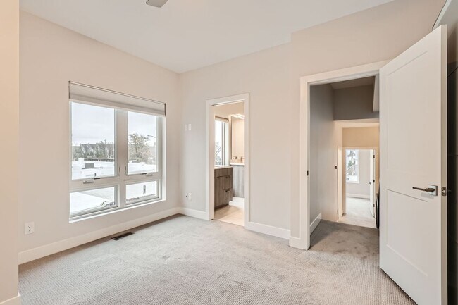 Building Photo - GORGEOUS TOWNHOUSE IN RiNo