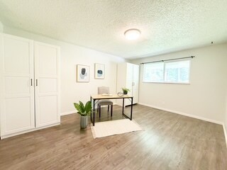 Building Photo - 450 NE Riverhill Dr