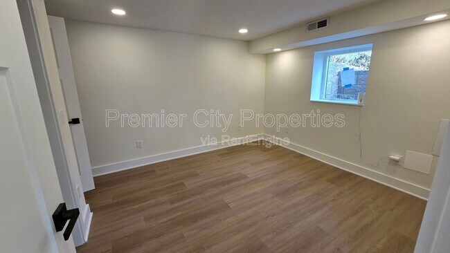 Building Photo - 240 Mcgregor Ave