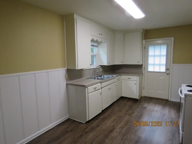 Building Photo - 203 S Ave A