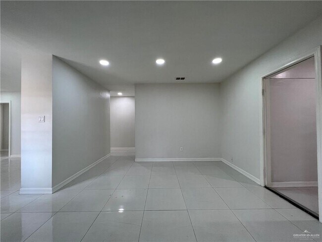Building Photo - 415 S 17th St