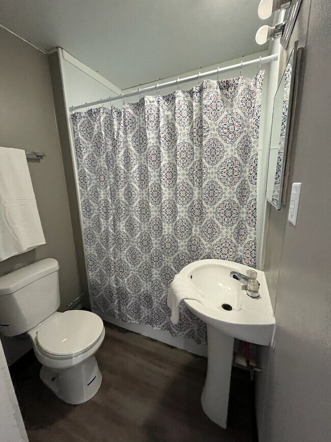 Building Photo - Updated 1 bedroom 1st floor apartment