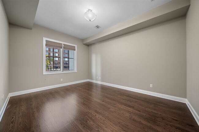 Building Photo - 1600 Kaufer Ln