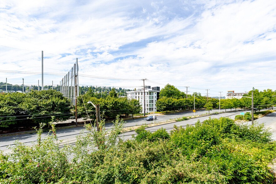 Building Photo - 2850 15th Ave W