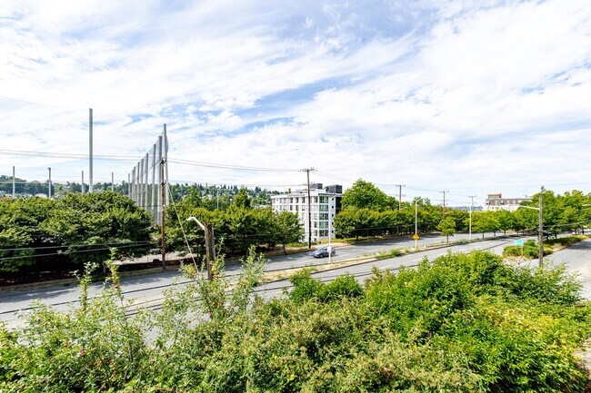 Building Photo - 2850 15th Ave W