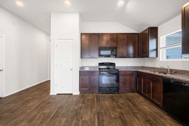 Building Photo - Thriving 3 Bedroom, 2 Bath Home in San Mar...