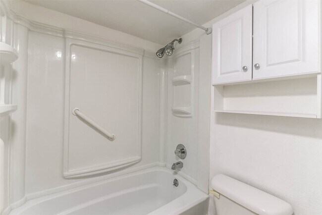 Building Photo - 2100 Tanglewilde St