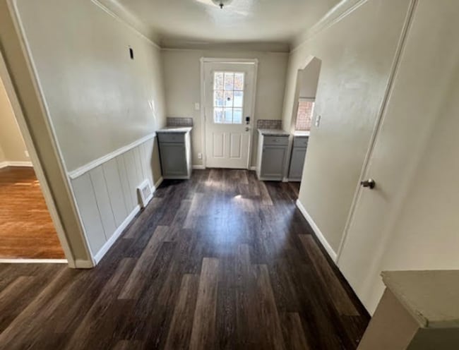 Building Photo - Single Family Home 3 beds 2 bath Available Now!