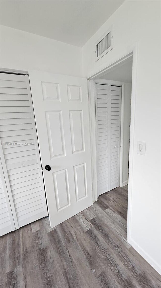 Building Photo - 123 SW 68th Ave