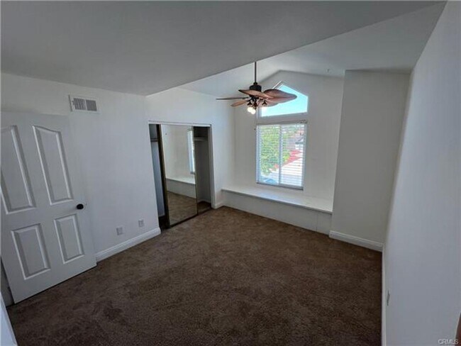 Building Photo - Beautifully Maintained Home