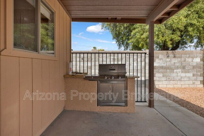 Building Photo - 5610 W Grovers Ave