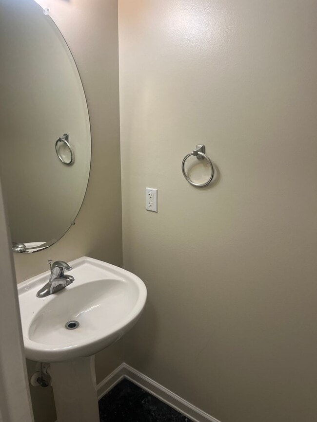 Building Photo - Available now. Grat 3BR/2.5 BA Townhome in Oak Bluff!
