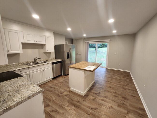 Building Photo - 108 Oak Park Dr