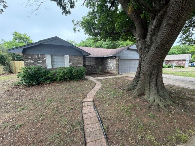 Building Photo - Wonderful east Norman home! Three bed, two bath, two car garage, fully fenced yard!