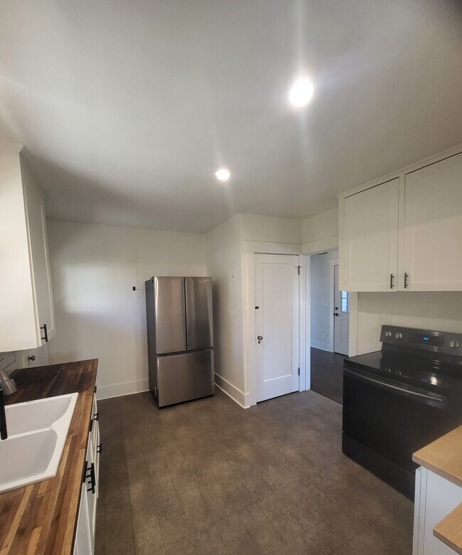 Building Photo - Khara, J - 1208 #B