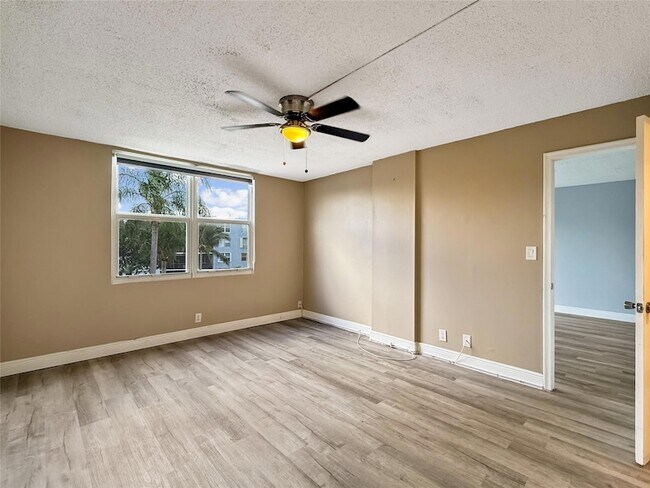 Building Photo - 114 Royal Pk Dr