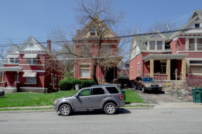 Building Photo - 2451 Maplewood Ave