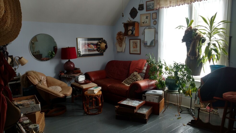 Living room with west facing windows - 416 N Huron St