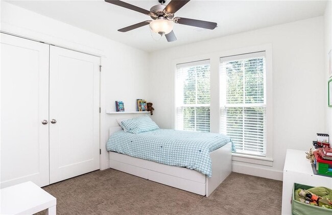 Building Photo - 306 NW H St