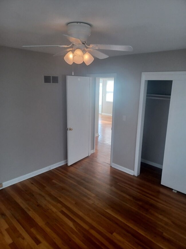 Building Photo - Don't miss out on this great Duplex!