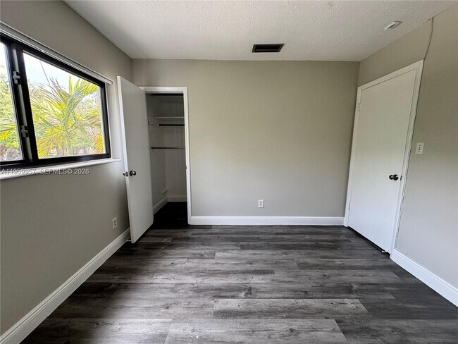 Building Photo - 1041 SW 15th Ave