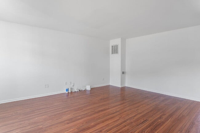 Building Photo - Spacious 4-Bedroom Home for Rent in Prime ...
